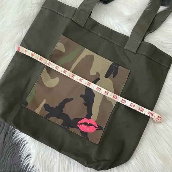 Bloomingdale’s LE Army Camo Kiss Print Canvas Tote NWOT - Picture 6 of 8